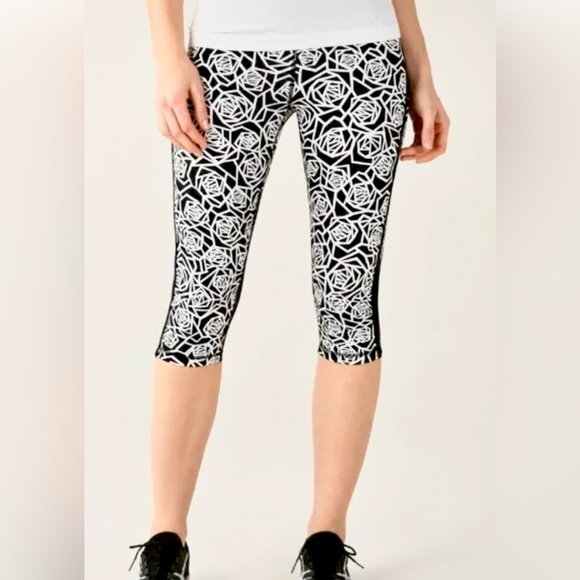 Lululemon Real Quick Posey Black/White Capri
Leggings, Great Preowned Condition - Picture 3 of 14
